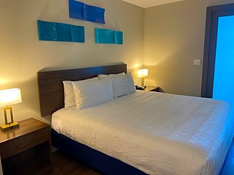 One Bedroom Suite, Partial Ocean View