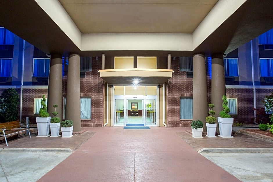 Holiday Inn Express and Suites Hotel - Pauls Valley