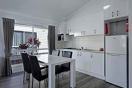 Deluxe Lakeside 3 Bedroom - Sleeps 8