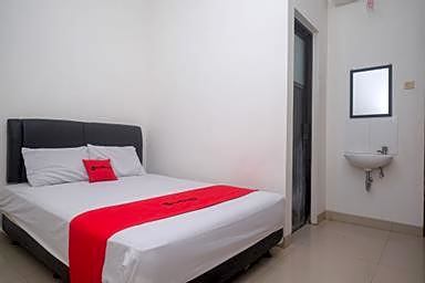 RedDoorz near Stasiun Solo Balapan 3