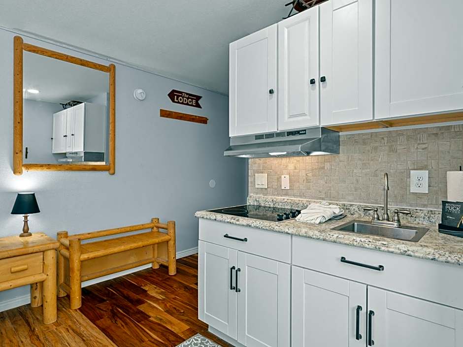 Carriage House Condominiums by All Seasons Resort Lodging