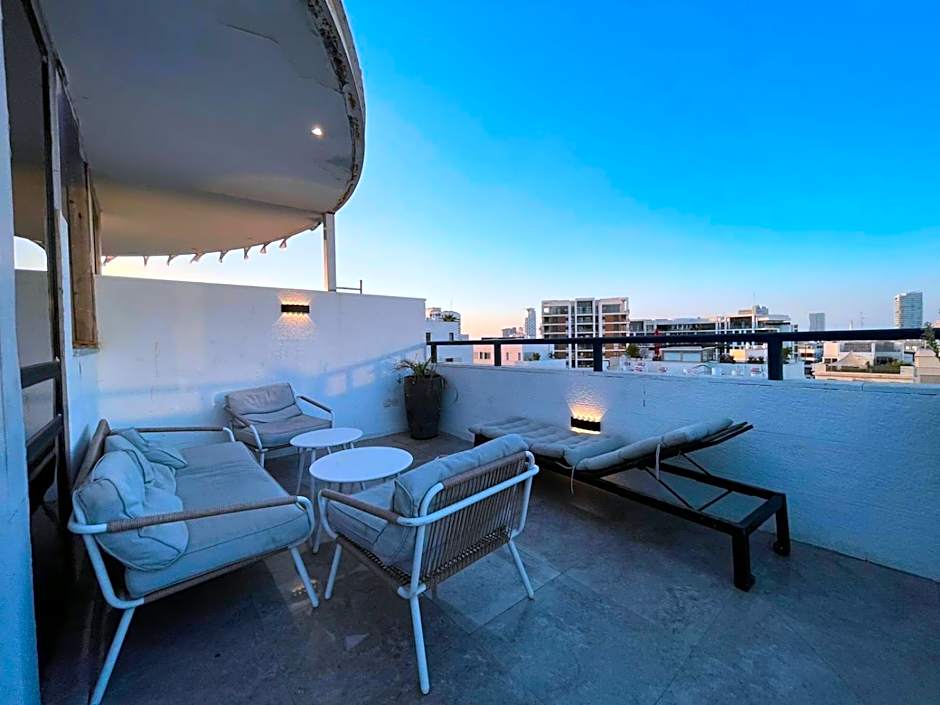 3Bedroom Suite 10 with Balcony and shelter