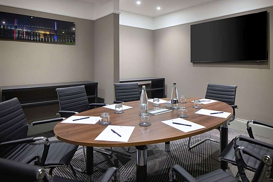 DoubleTree by Hilton Dartford Bridge