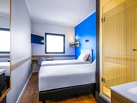 Standard room with 2 single beds