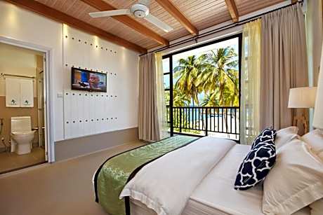 Deluxe Double Room with Balcony and Partial Sea View (10% off on Snorkeling Trip, Night Fishing and Candlelit Dinner)