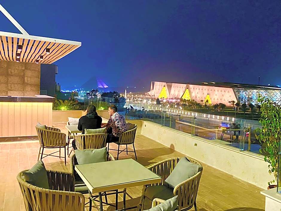 New Museum, Pyramids inn