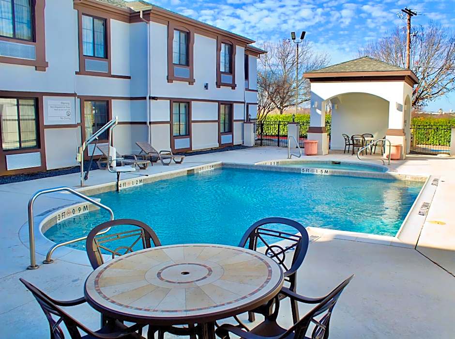 Quality Inn & Suites DFW Airport South