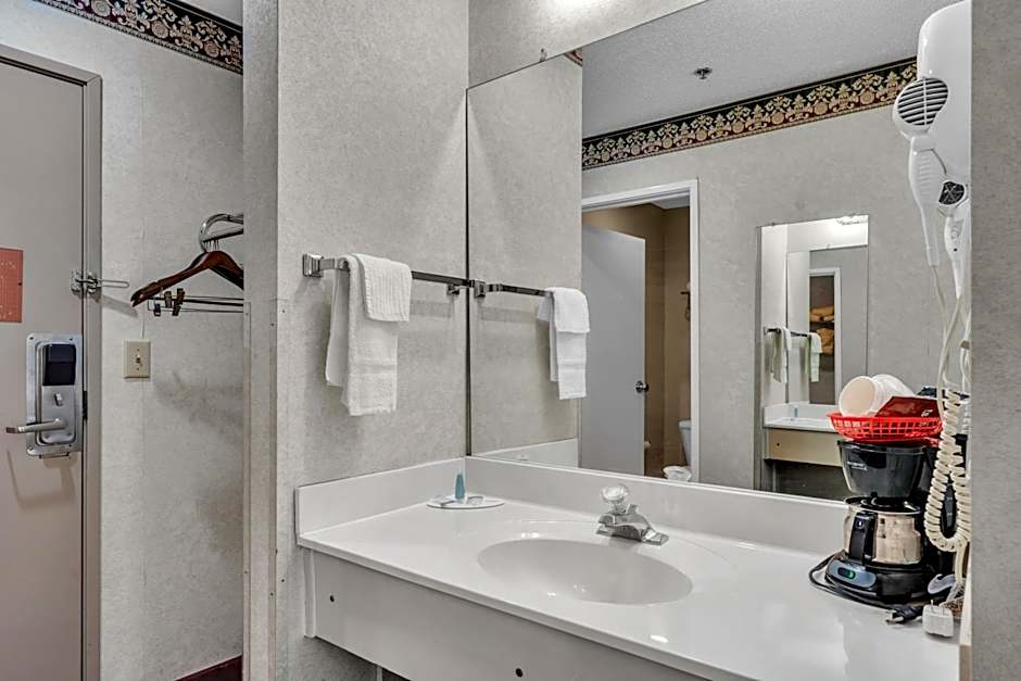 Gray Inn & Suites