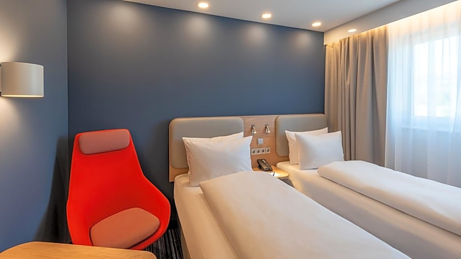 Holiday Inn Express - Hamburg South A7-AS42 By IHG