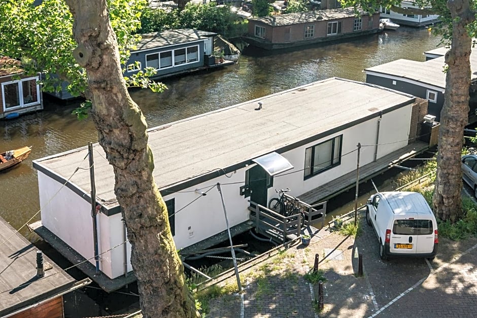 Amsterdam-Houseboat-Amstel