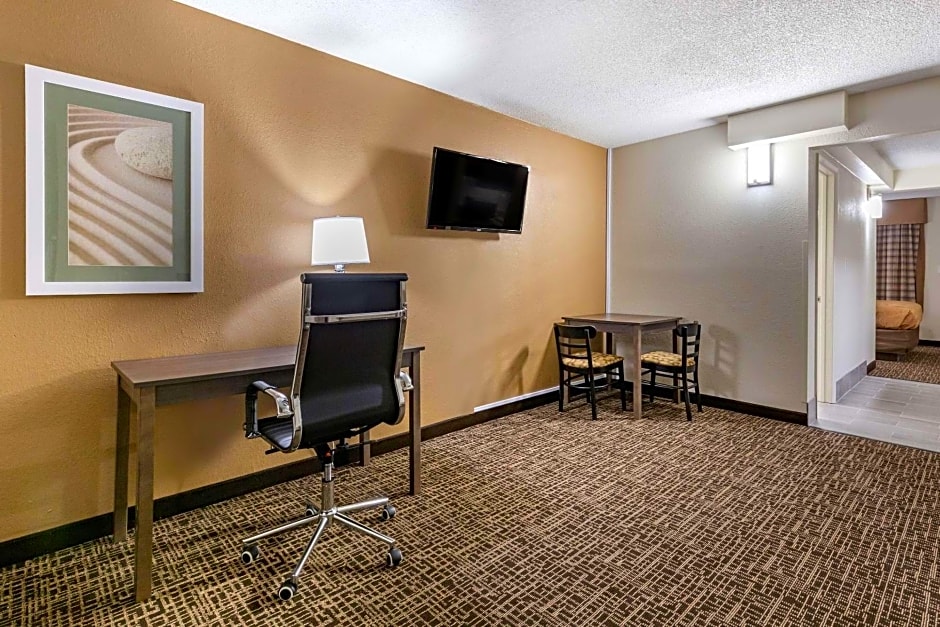 Quality Inn & Suites Spring Lake - Fayetteville near Fort Bragg