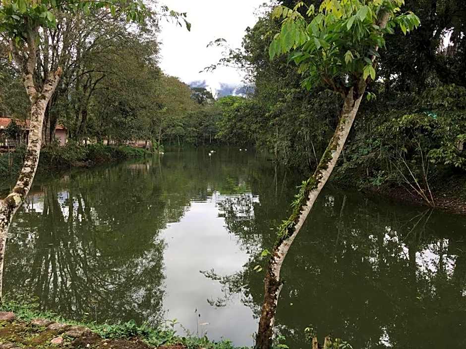 Caso em condomínio com lago, serra, campo e mar