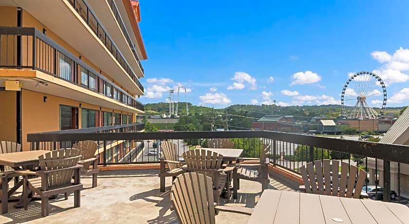 Mountain Vista Inn & Suites - Walking Distance to the Island