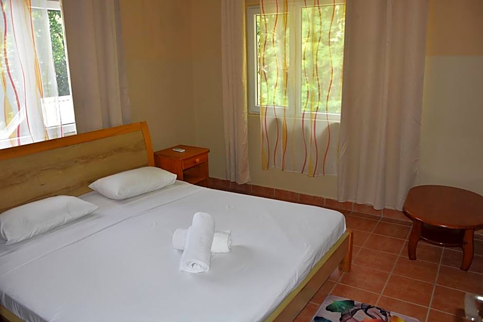 Reef Holiday Apartments