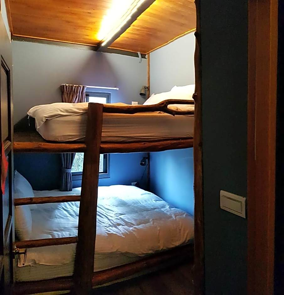 Yue Lake Backpackers