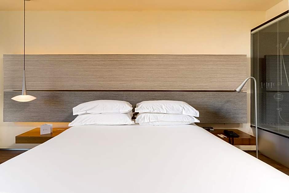 B Hotel
