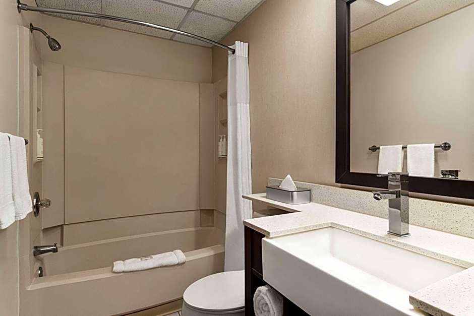 Days Inn & Suites by Wyndham Lancaster Amish Country