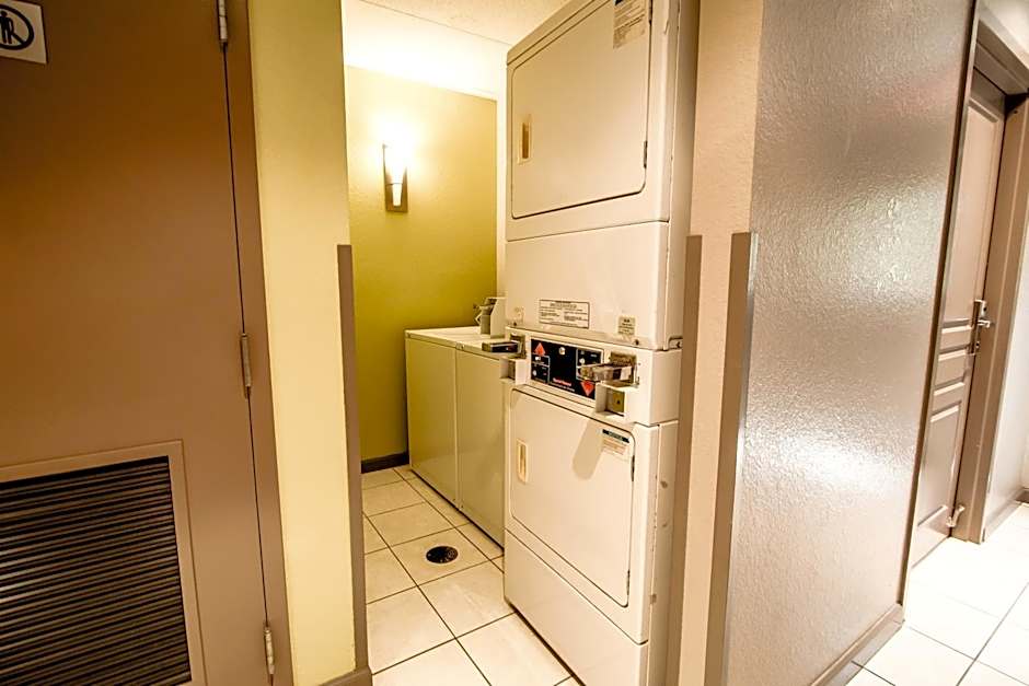 Days Inn & Suites by Wyndham Fort Myers Near JetBlue Park