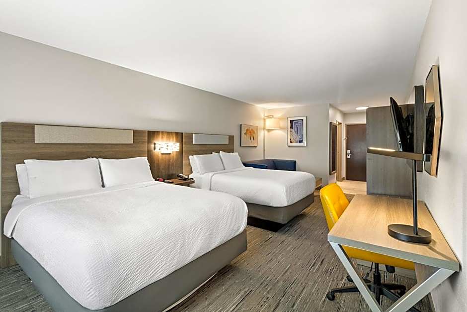 Holiday Inn Express & Suites Fairmont By IHG