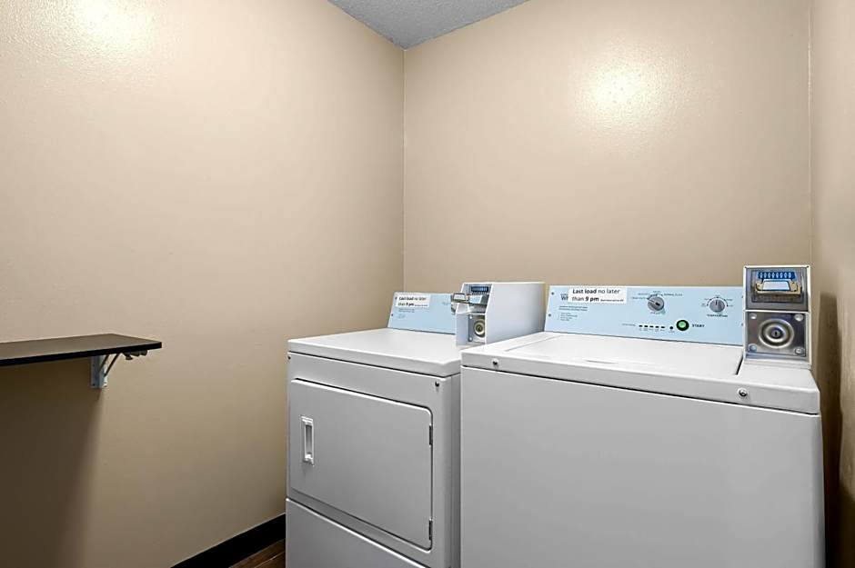 Super 8 by Wyndham La Crosse