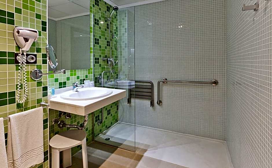 Photo 1 of 1 of adapted room (3 ad + 1 ch)