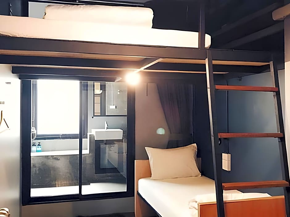 Silom SPACE Hostel