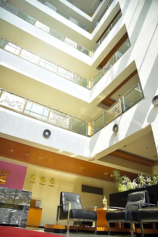 Hi 5 Hotel & Experience