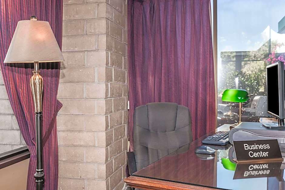 Days Inn & Suites by Wyndham Sunnyvale