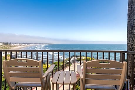 Oceanfront Two Bedroom Suite, King & Two Doubles