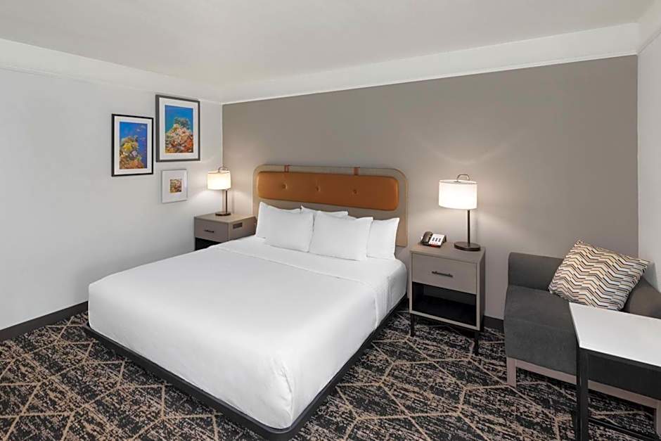 La Quinta Inn & Suites by Wyndham Houston Bush Iah South