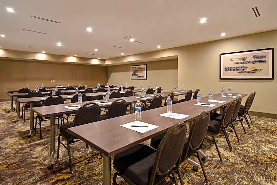 DoubleTree by Hilton St. Louis-Airport