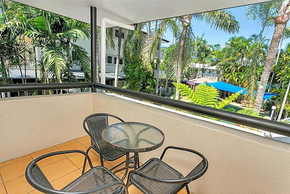 Cairns Reef Apartments & Motel