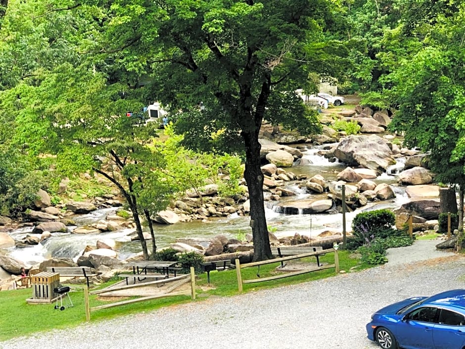 The Evening Shade River Lodge and Cabins