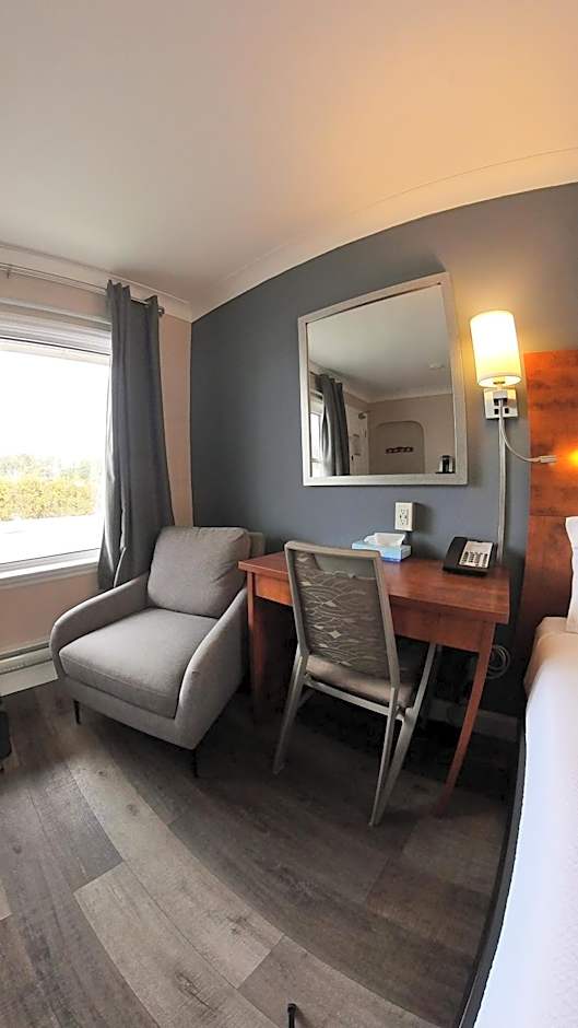 Moonlight Inn & Suites