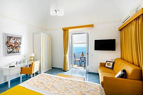 Deluxe Double Room with Balcony and Sea View