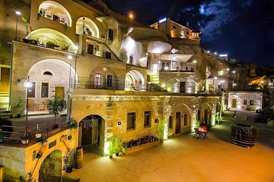 Hera Cave Suites