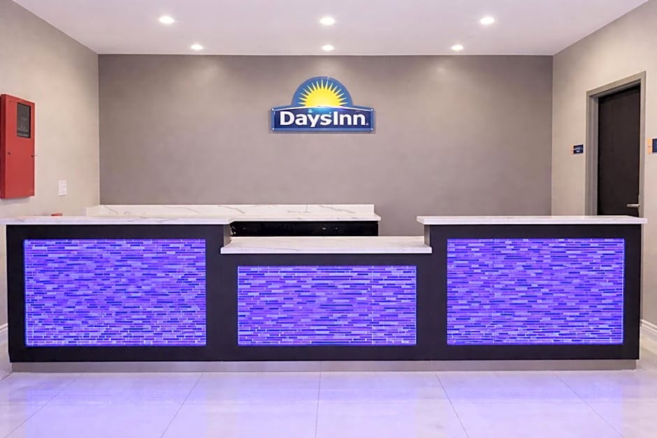 Days Inn & Suites by Wyndham Tomball/Houston NW