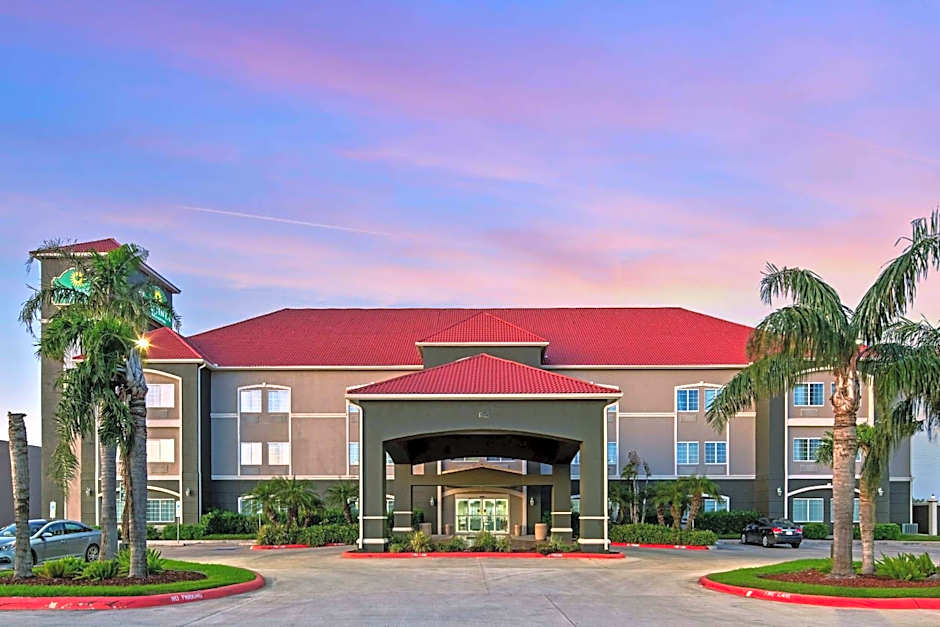 La Quinta Inn & Suites by Wyndham Mercedes Outlet Mall