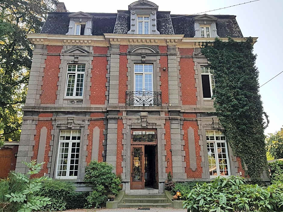 Château Lambert Moulinsart Hotel, shuttle airport, long term parking, snooker, large terrasse, dinner, breakfast