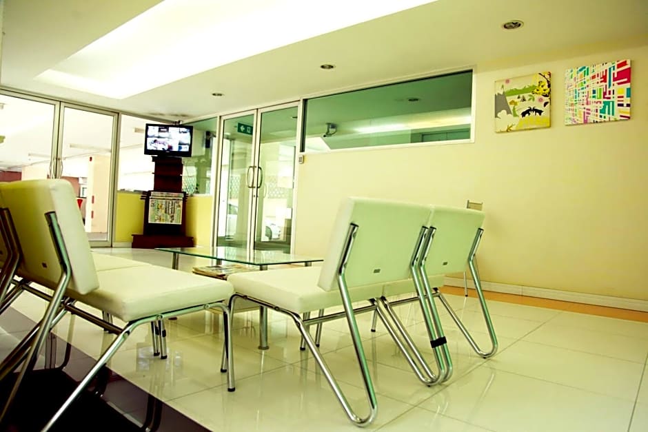 Mee sook Hotel and Residence