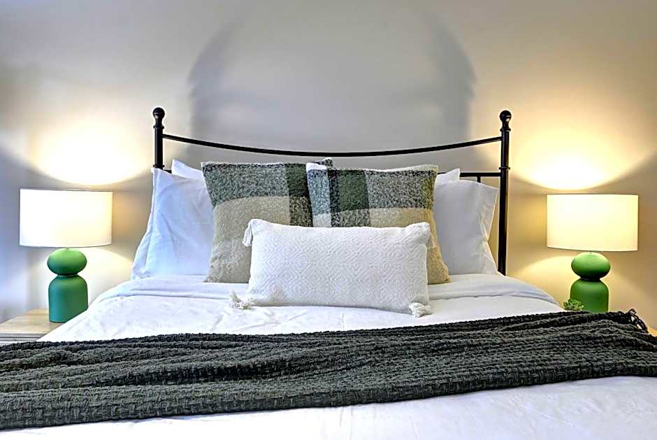 Front RIVER private BEACH 2 HOT TUBS 15 p SAUNA