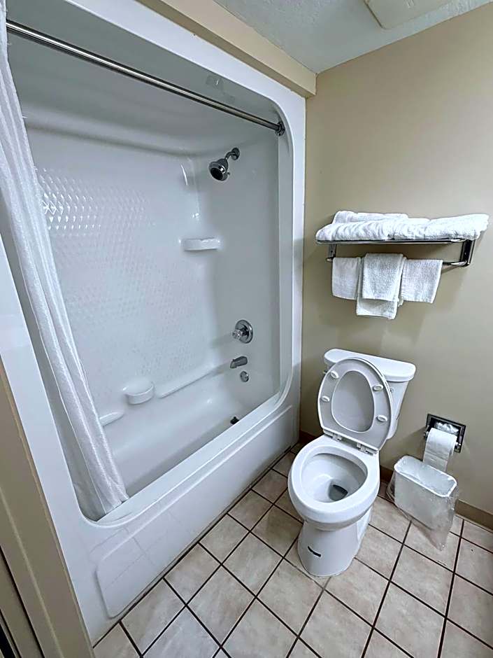 COLLINS INN & SUITES