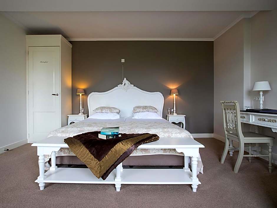 B & B Hotel The Baron Crown