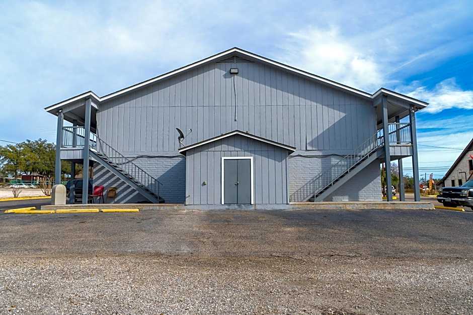 Regency Inn Three Rivers I-37