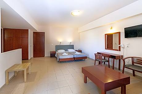 Studio with Garden View (2-4 Adults)