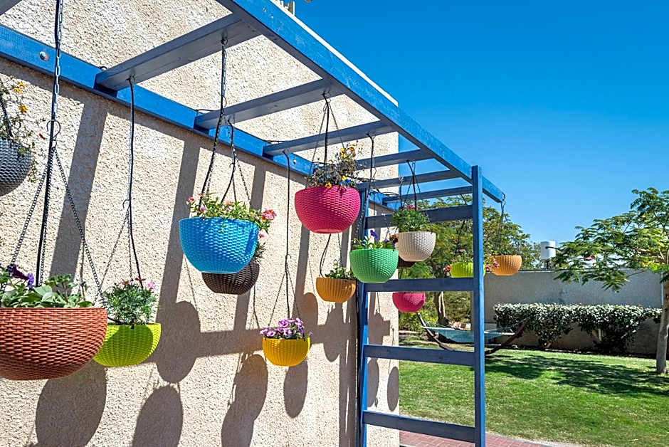 קיבוץ אילות - חדרי אירוח עם בריכה משותפת