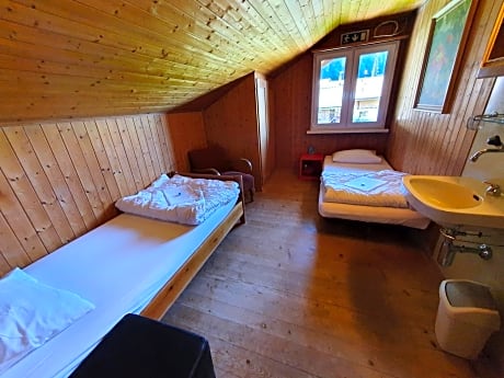 Twin Room with Shared Bathroom and Mountain View