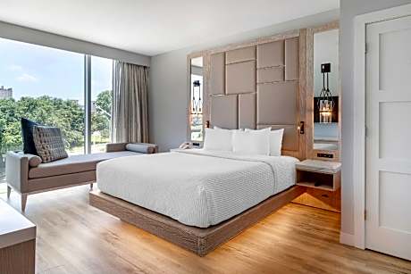 King Suite with Living Room - Non Smoking
