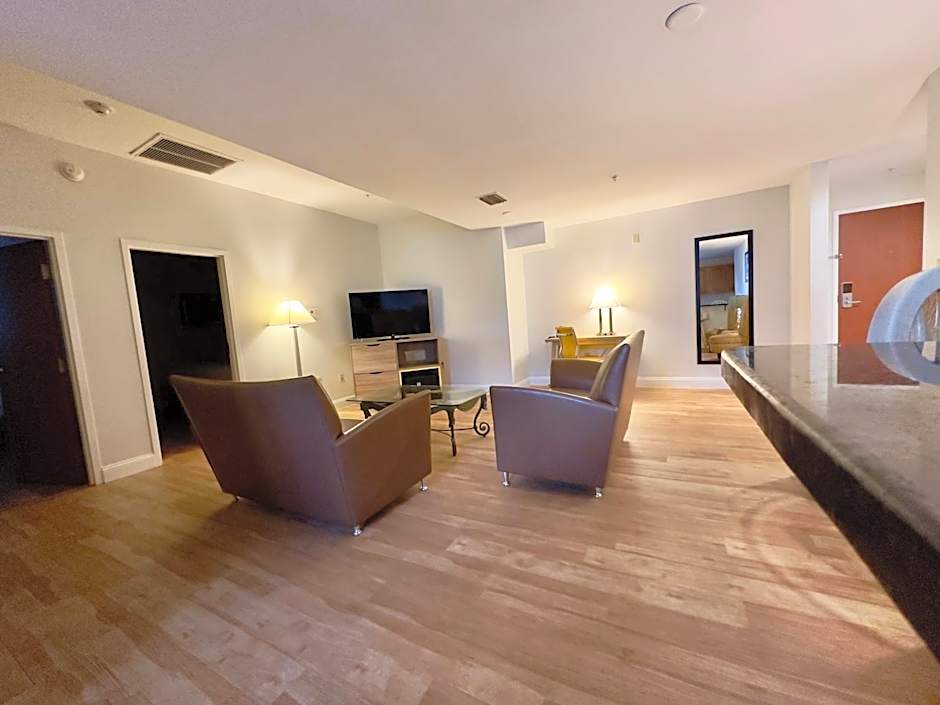 Days Inn & Suites by Wyndham Lakeland