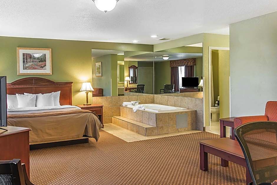 Quality Inn & Suites Ann Arbor Hwy 23